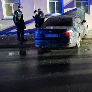 20-Jähriger rast mit BMW gegen Hauswand und will flüchten