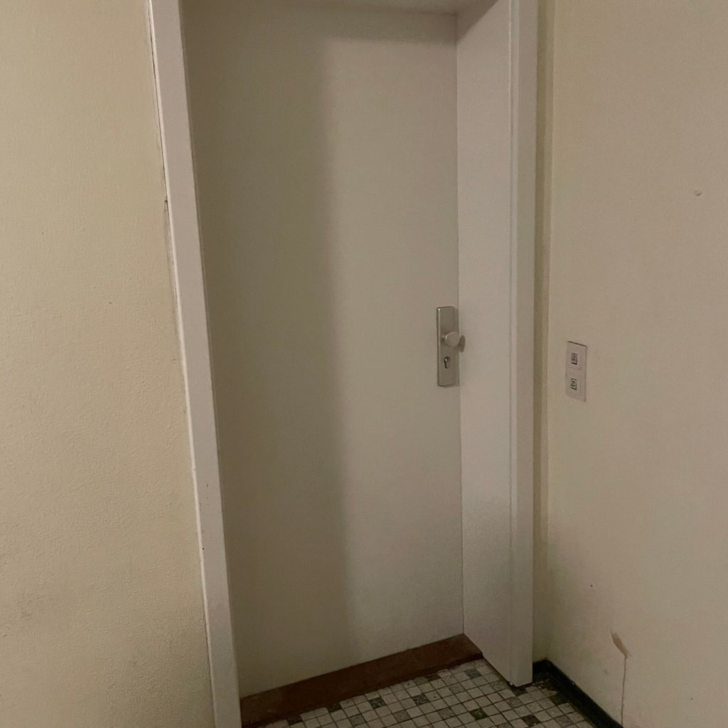 Hinter dieser Tür befindet sich die Wohnung des Tatverdächtigen.