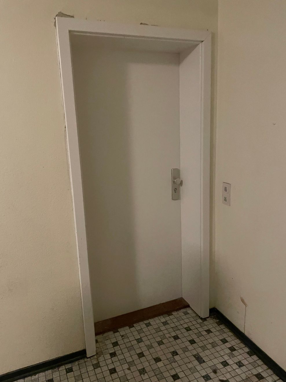Hinter dieser Tür befindet sich die Wohnung des Tatverdächtigen.