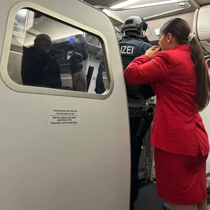 Schwer bewaffnete Polizisten kommen an Bord des Flugzeugs.