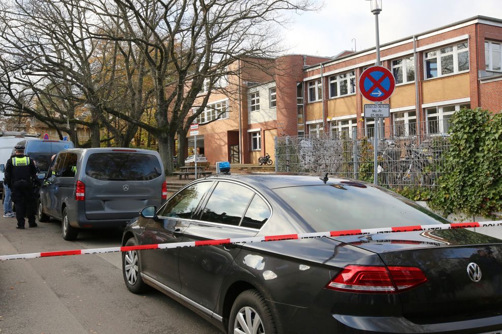 Die Stadtteilschule Blankenese wurde während des Polizeieinsatzes weiträumig gesperrt.