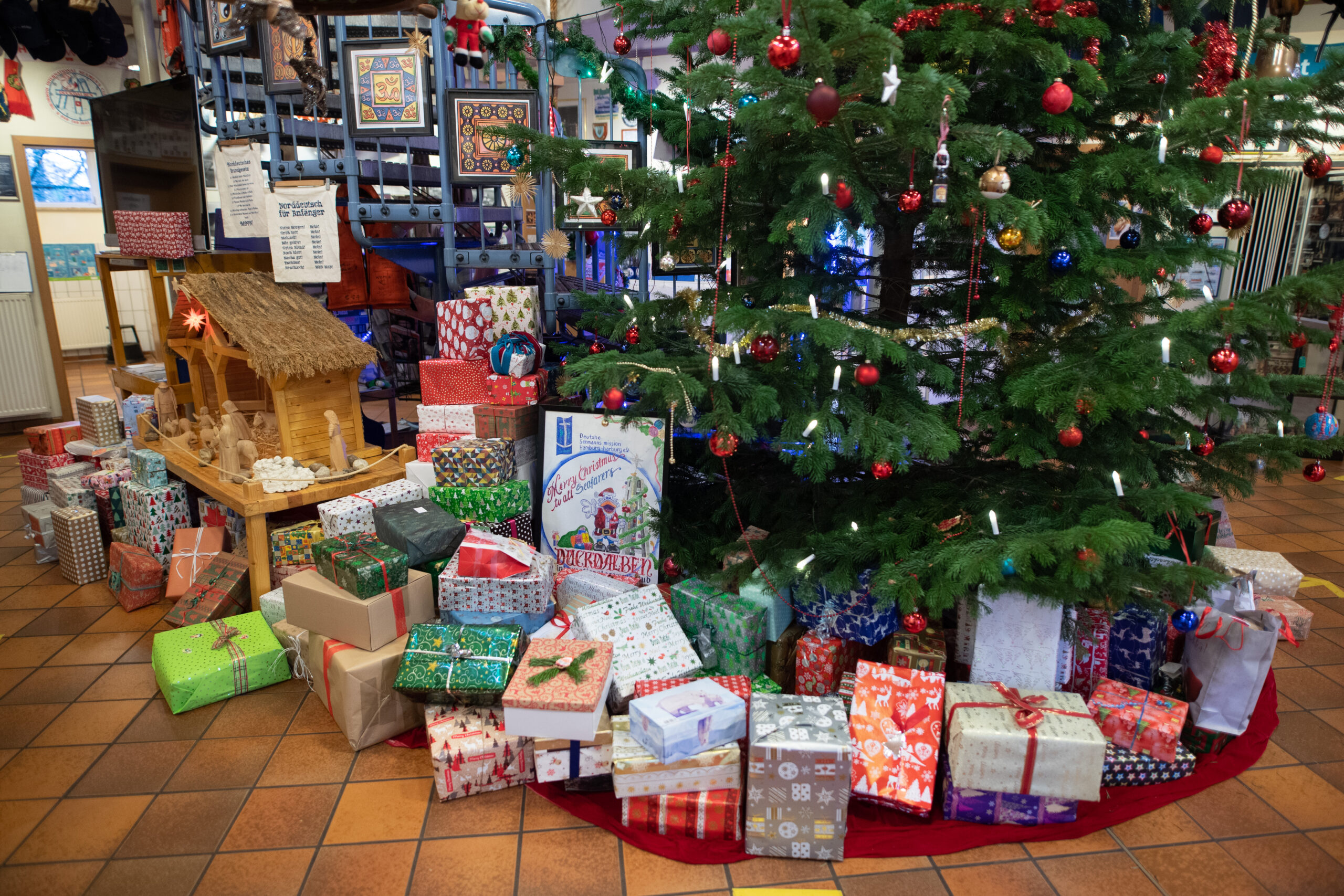 Zahlreiche Geschenke liegen im Seemannsclub "Duckdalben" unter einem Weihnachtsbaum. (Archivbild)