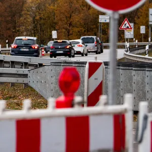 Absperrbaken und Schilder stehen auf der Autobahn A7 in Höhe des Volksparks.
