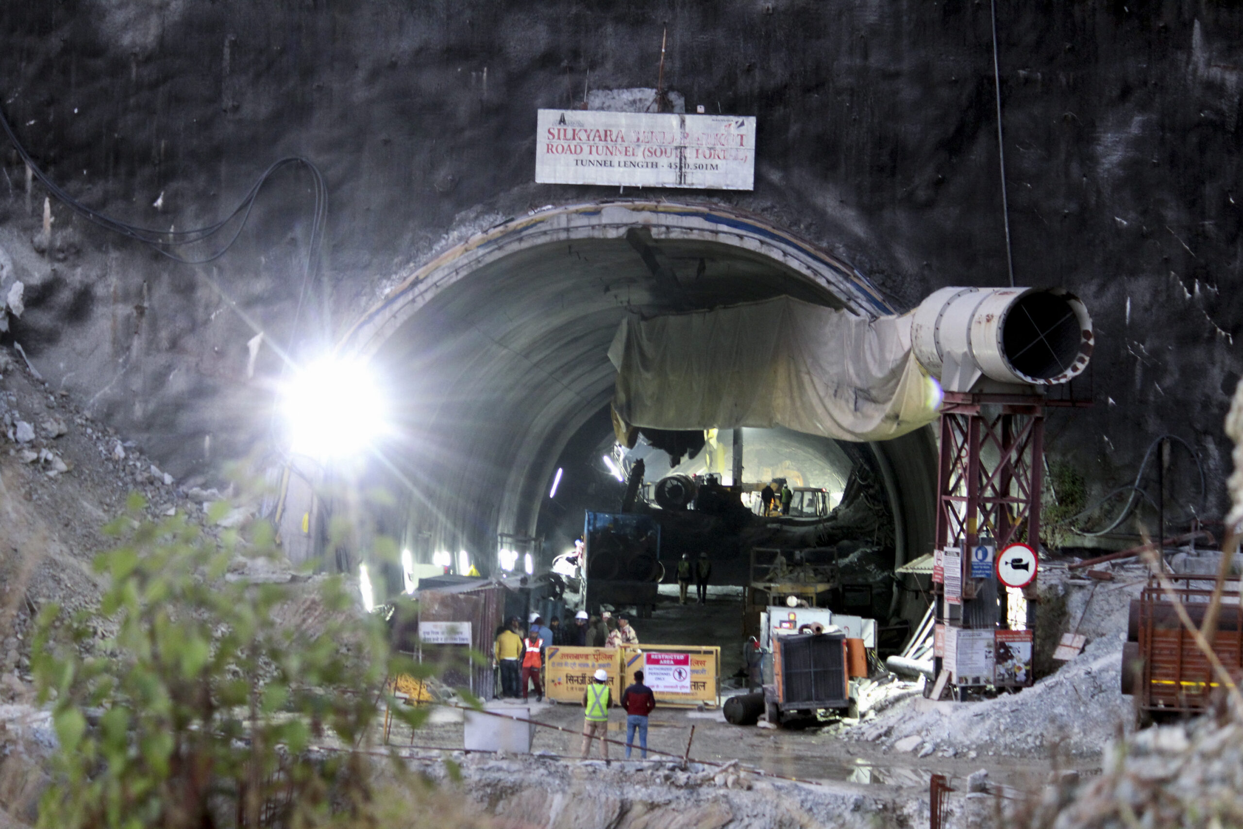 Sicherheitspersonal bewacht den Eingang des Straßentunnels, der im indischen Bundesstaat Uttarakhand eingestürzt ist.