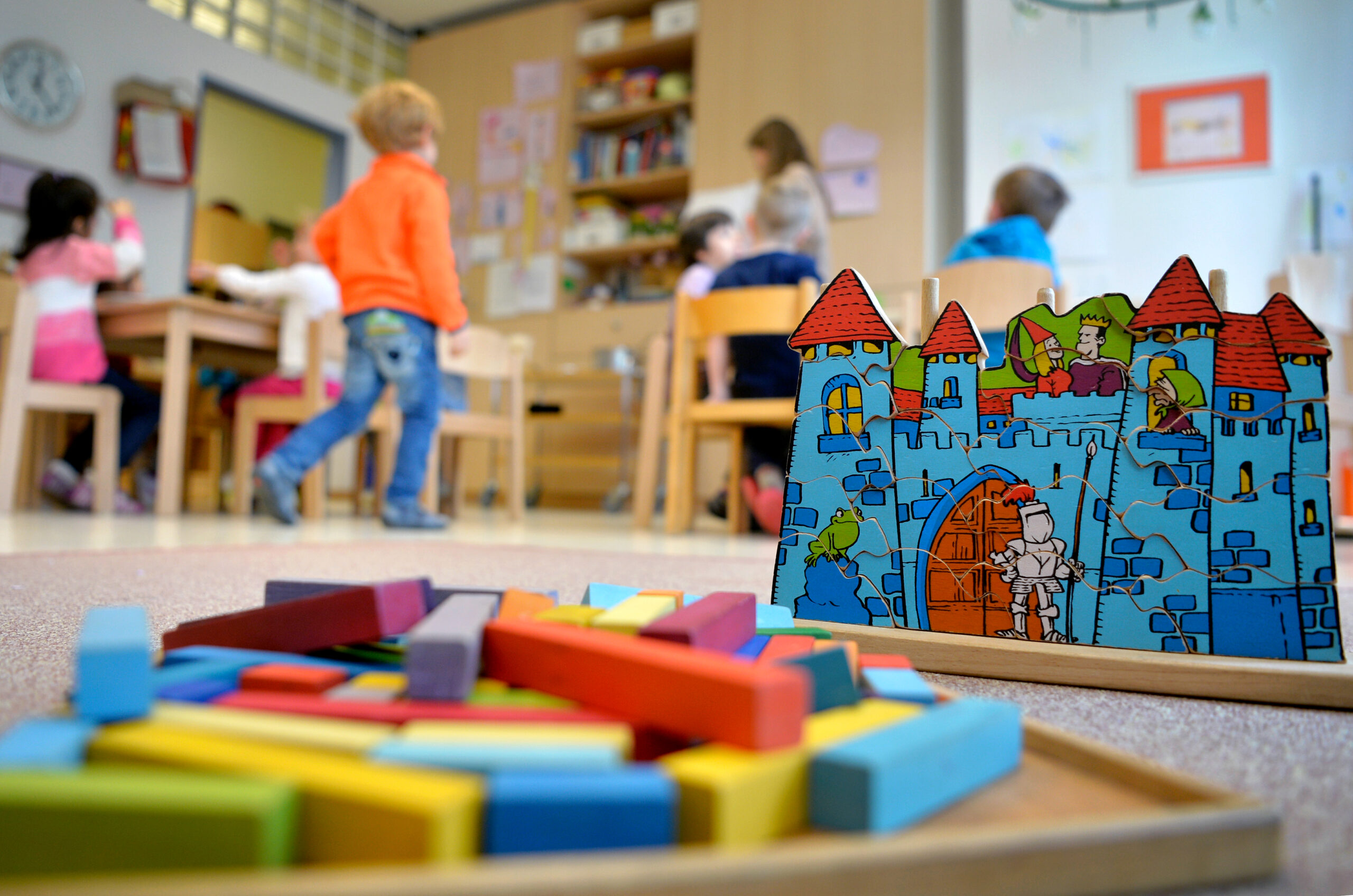 Spielzeug liegt in einer Kindertagesstätte auf dem Boden. (Symbolbild)