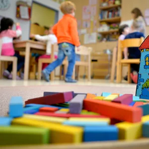 Spielzeug liegt in einer Kindertagesstätte auf dem Boden. (Symbolbild)