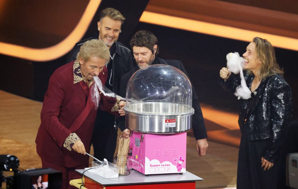 Die britische Band Take That und Gottschalk machen Zuckerwatte.