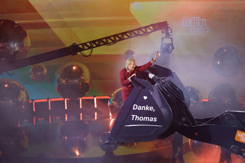 Thomas Gottschalk wird am Ende der Show in einer Baggerschaufel über die Bühne gefahren.