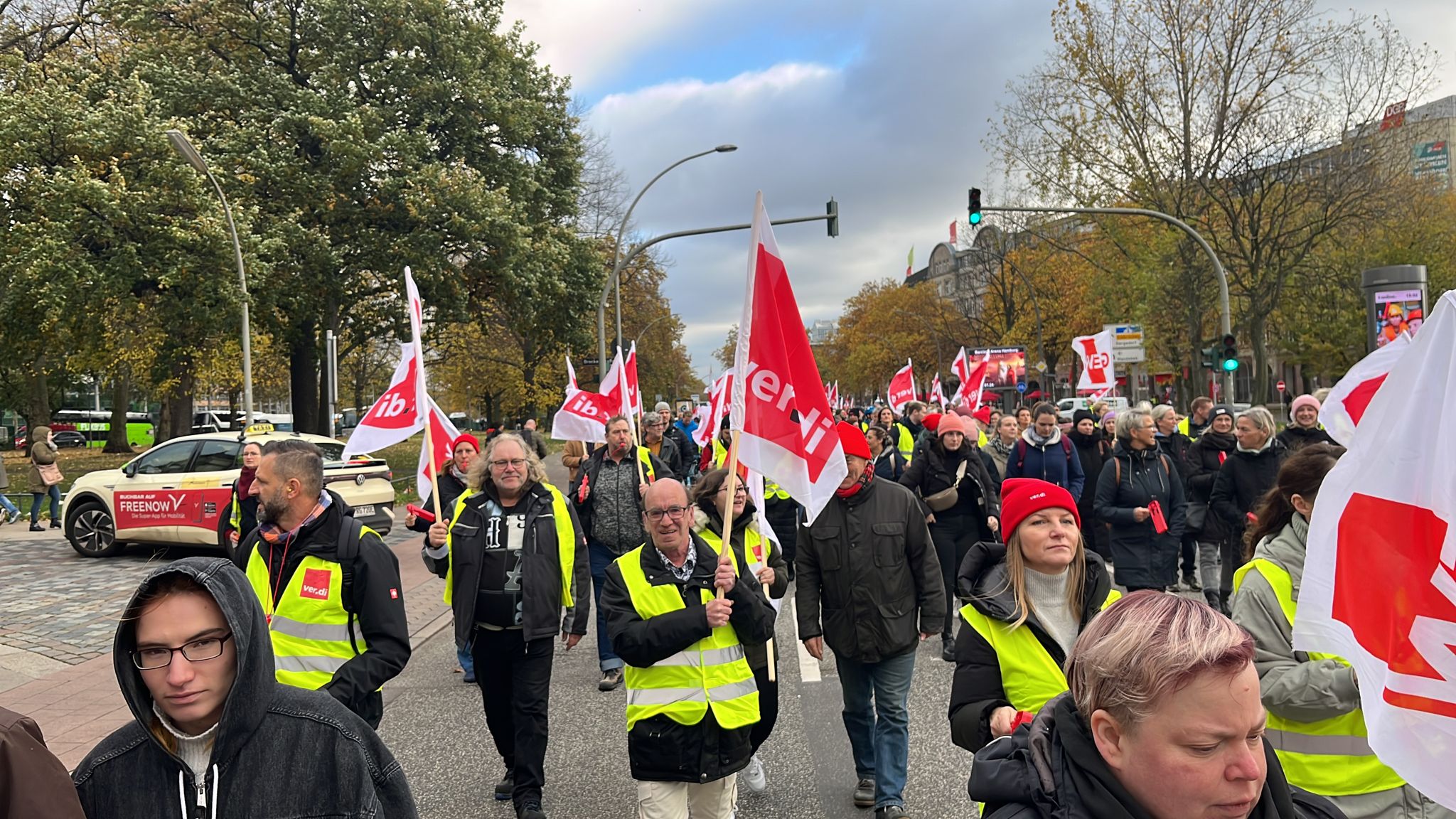 Rund 4000 Beschäftigte des öffentlichen Dienstes der Länder sind am Dienstag in Hamburg auf die Straße gegangen, um für bessere Gehälter zu kämpfen.