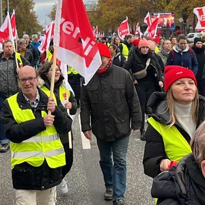 Rund 4000 Beschäftigte des öffentlichen Dienstes der Länder sind am Dienstag in Hamburg auf die Straße gegangen, um für bessere Gehälter zu kämpfen.