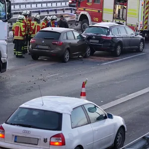 Einsatzkräfte der Feuerwehr am Einsatzort auf der A7.
