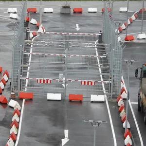 Das Tor, durch das der Geiselnehmer mit dem Auto fuhr, ist mittlerweile durch Poller geschützt.