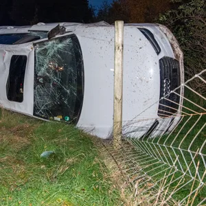 Der Audi A7 mit vier Personen an Bord überschlug sich mehrmals, prallte gegen einen Baum und blieb schließlich auf der Seite liegen.