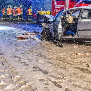 Bei einem Frontalzusammenstoß auf schneeglatter Straße ist ein 71 Jahre alter Mann im Landkreis Schwäbisch Hall ums Leben gekommen.