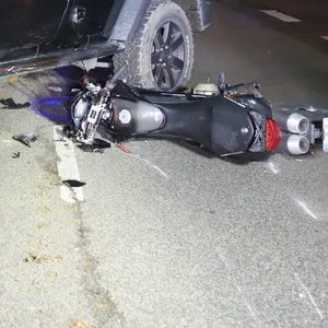 Der Jeep-Fahrer hatte dem Motorrad beim Abbiegen die Vorfahrt genommen. Der Biker krachte gegen den Geländewagen.
