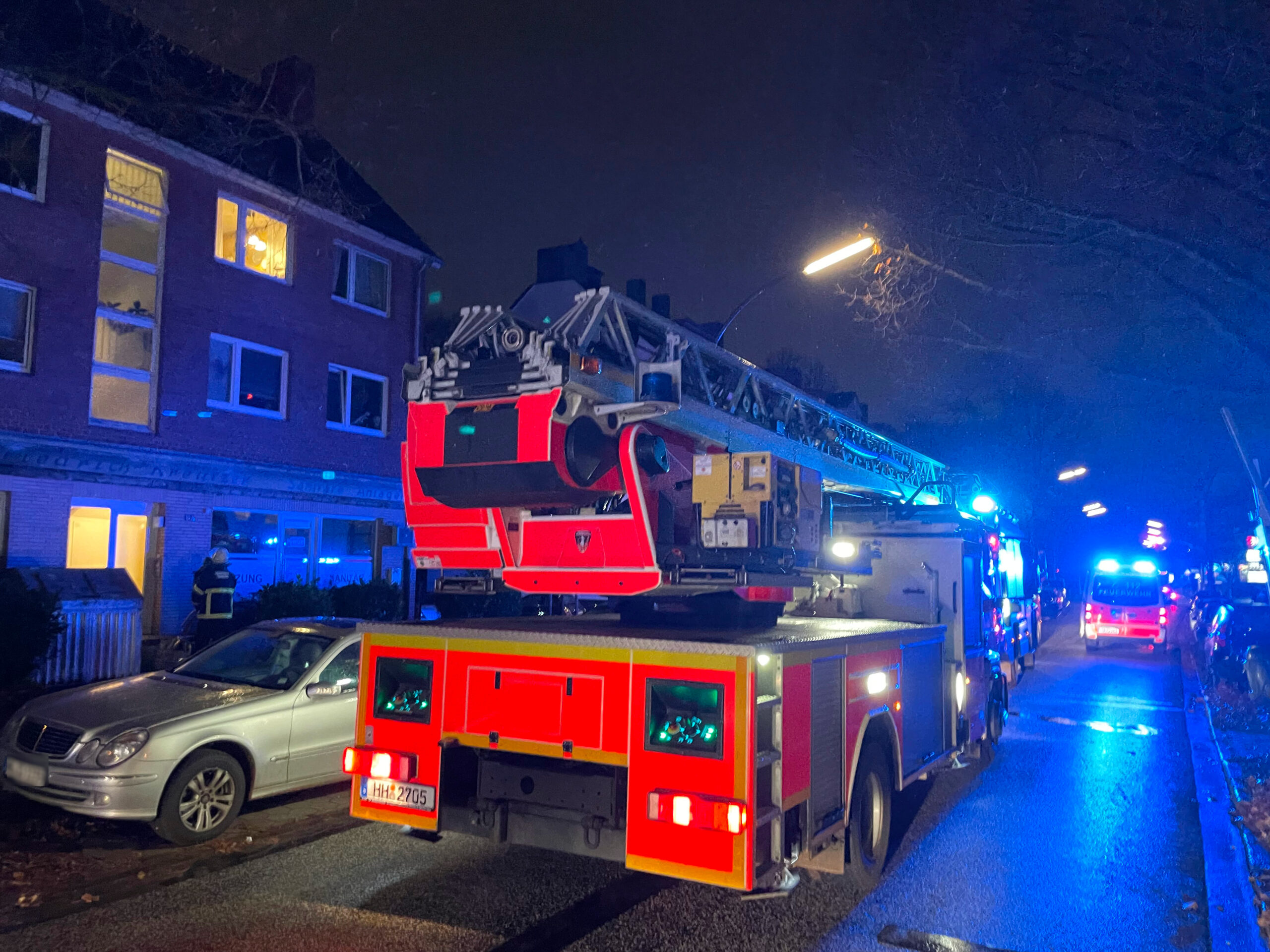 Die Feuerwehr war mit mehreren Einsatzwagen in der Walddörferstraße im Einsatz.
