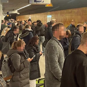 Bereits um kurz nach 20 Uhr geht bei der S-Bahn in Altona nicht mehr viel. Etliche Züge fallen aus.