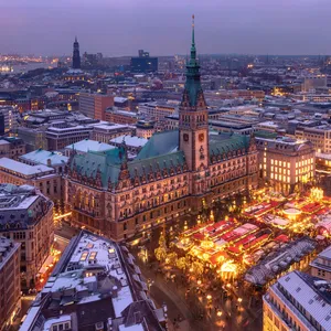 Der Weihnachtsmarkt auf dem Rathausmarkt in Hamburg, fotografiert aus der Vogelperspektive