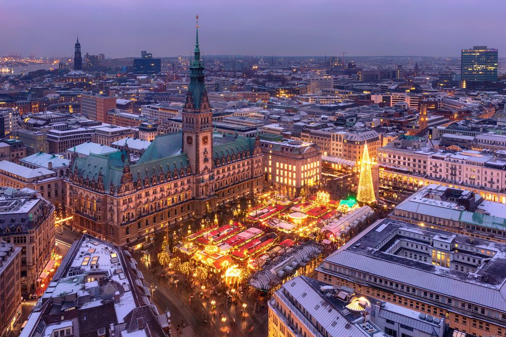 Der Weihnachtsmarkt auf dem Rathausmarkt in Hamburg, fotografiert aus der Vogelperspektive