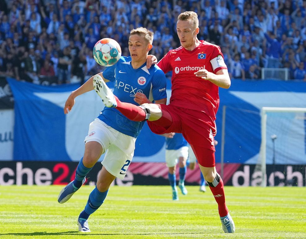 Rostocks Danylo Sikan im mai 2022 im Duell mit HSV-Kapitän Sebastian Schonlau