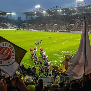 Einlauf der Teams beim letzten Derby am Millerntor im Weitwinkel