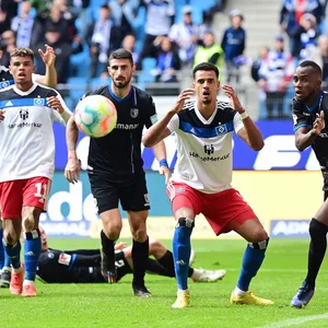 HSV-Stürmer Robert Glatzel ärgert sich über eine vergebene Chance im Spiel gegen Magdeburg