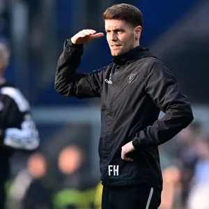 Fabian Hürzeler steht im Volksparkstadion an der Seitenlinie