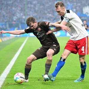 Sebastian Schonlau im Zweikampf mit Connor Metcalfe