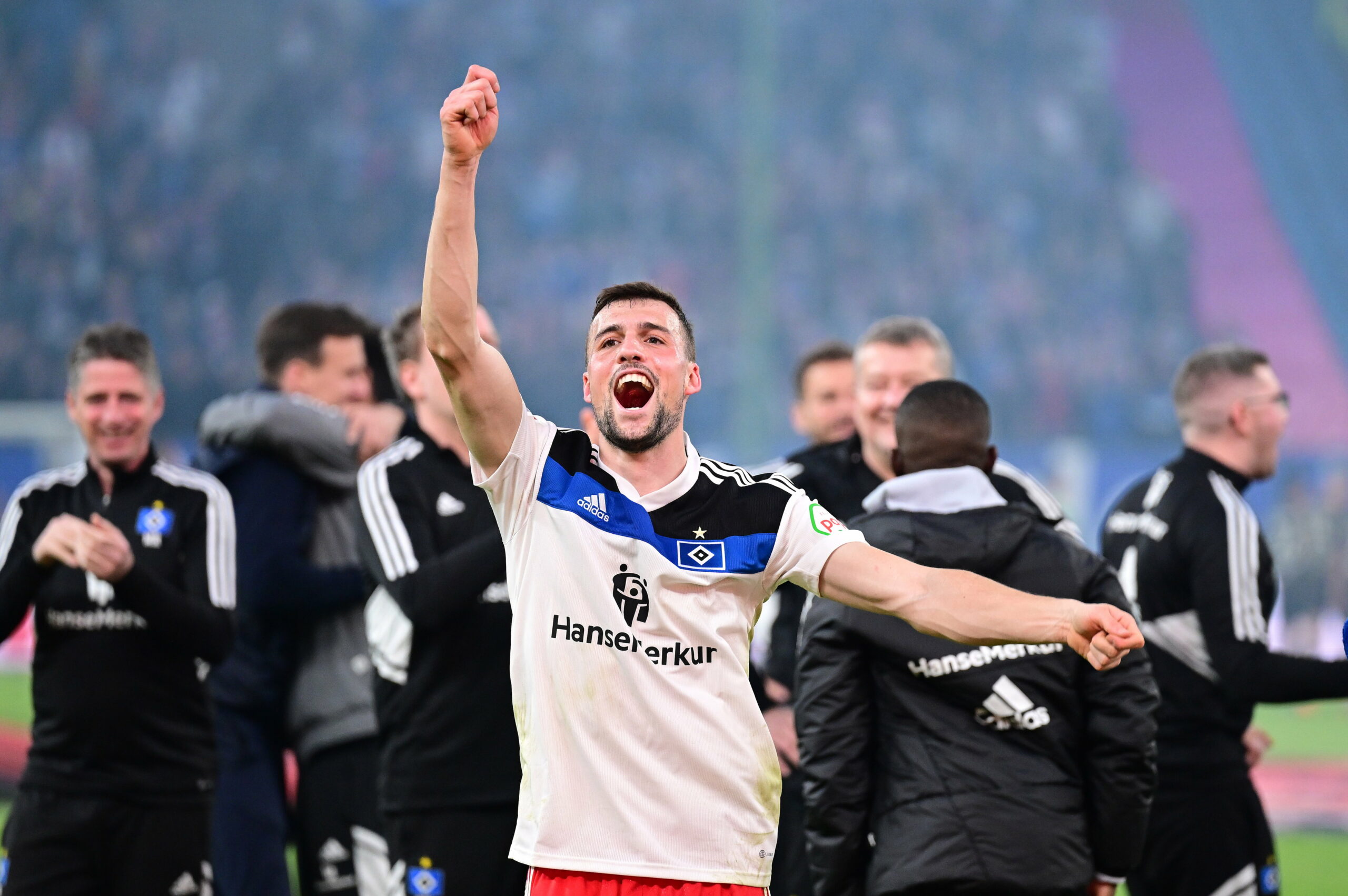 Jonas Meffert bejubelt den Derby-Sieg des HSV gegen St. Pauli