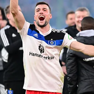 Jonas Meffert bejubelt den Derby-Sieg des HSV gegen St. Pauli