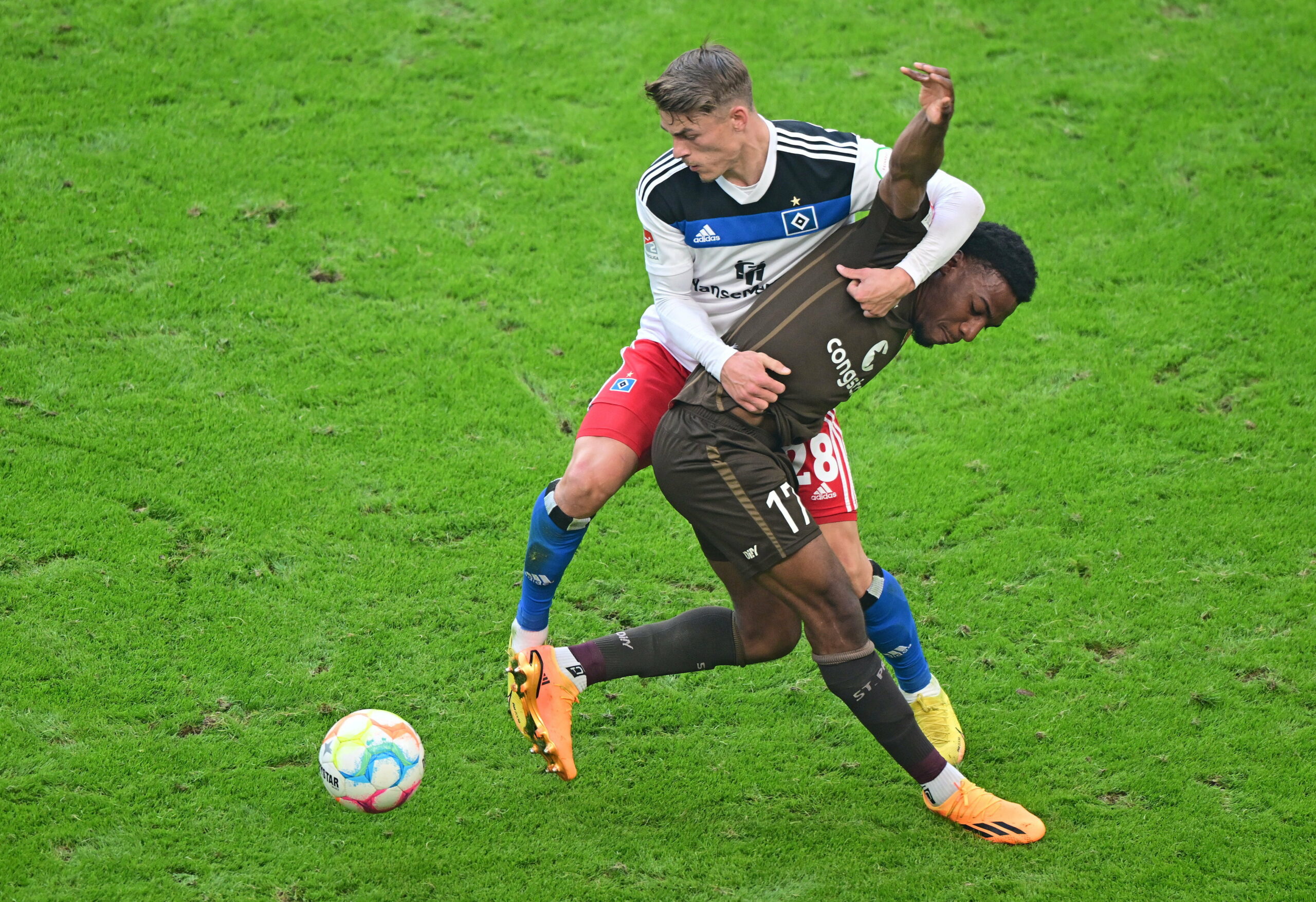 Miro Muheim (HSV) gegen Oladapo Afolayan (FC St. Pauli)