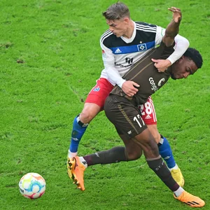 Miro Muheim (HSV) gegen Oladapo Afolayan (FC St. Pauli)