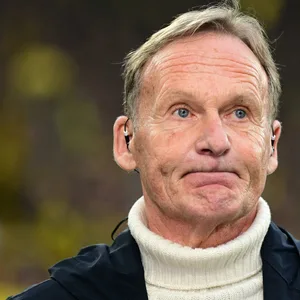 Hans-Joachim Watzke fürs Interview verkabelt.