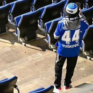 HSV-Fan mit Vuskovic-Trikot