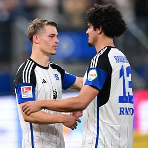 Miro Muheim und Guilherme Ramos umarmen sich