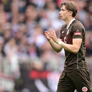 Scott Banks applaudiert den St. Pauli-Fans.