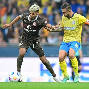 Elias Saad (FC St. Pauli) gegen Robin Krausse (Eintracht Braunschweig)