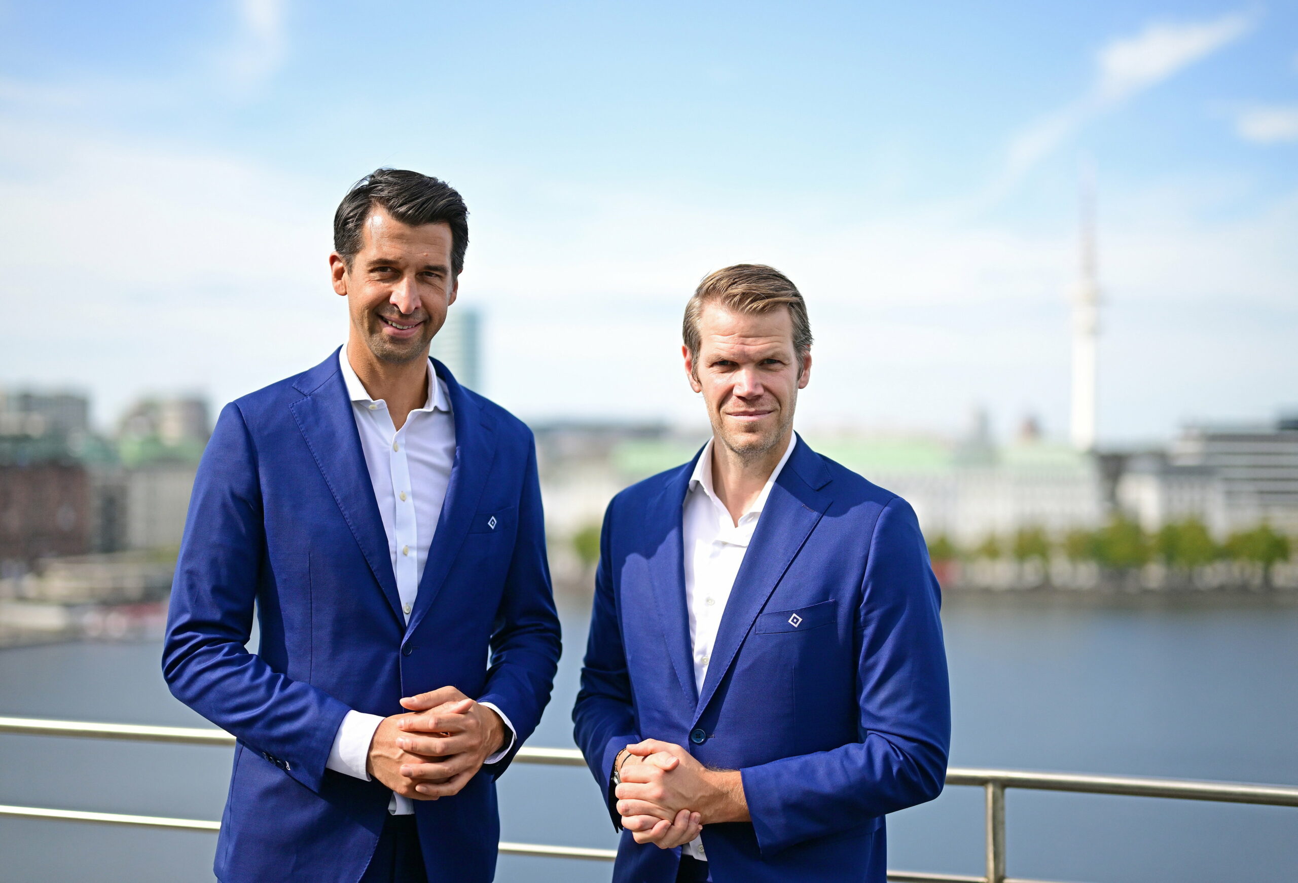 Die HSV-Vorstände Jonas Boldt und Eric Huwer freuen sich über eine positive Wirtschaftsbilanz.
