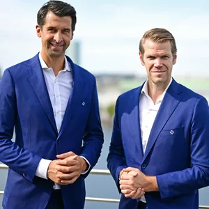 Die HSV-Vorstände Jonas Boldt und Eric Huwer freuen sich über eine positive Wirtschaftsbilanz.