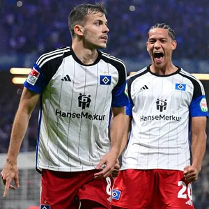 László Bénes und Andras Nemeth bejubeln einen HSV-Treffer.