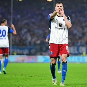László Bénes jubelt in die Kamera