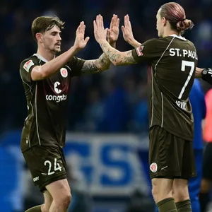 St. Pauli-Profis Irvine und Metcalfe klatschen ab