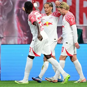 Emil Forsberg (r.) mit seinen Leipzig-Kollegen Xavi Simons (M.) und Castello Lukeba.