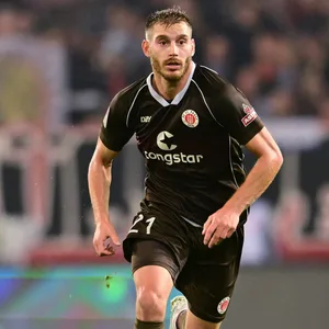 St. Pauli-Profi Ritzka mit dem Ball im Spiel gegen Nürnberg