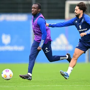 Jean-Luc Dompé wird im HSV-Training von Immanuel Pherai verfolgt.