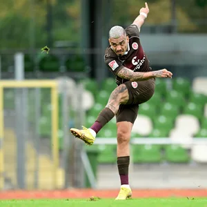 Maurides beim Torschuss im Testspiel