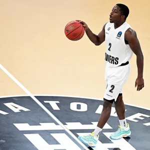 Towers-Guard Gomez dribbelt an der Mittelfeldlinie
