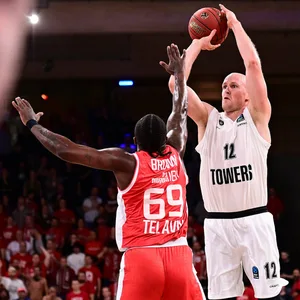 Towers-Profi Hinrichs wirft gegen Hapoel-Spieler Brown