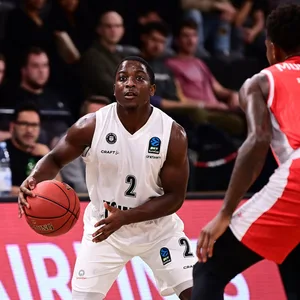Terrell Gomez hält den Basketball in der Hand.