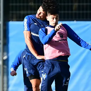 Guilherme Ramos und Dennis Hadzikadunic beim Kopfball-Duell im Training